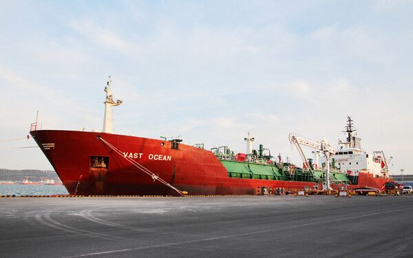 롯데정밀화학이 4월 울산사업장의 암모니아 터미널에 인접한 울산항에서 암모니아 수출 초도 출하를 진행했다. /사진=롯데정밀화학