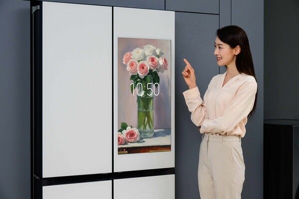 삼성전자 모델이 ‘비스포크 AI 패밀리허브’ 냉장고의 ‘생성형 배경 화면’을 소개하고 있다. / 사진=삼성전자.