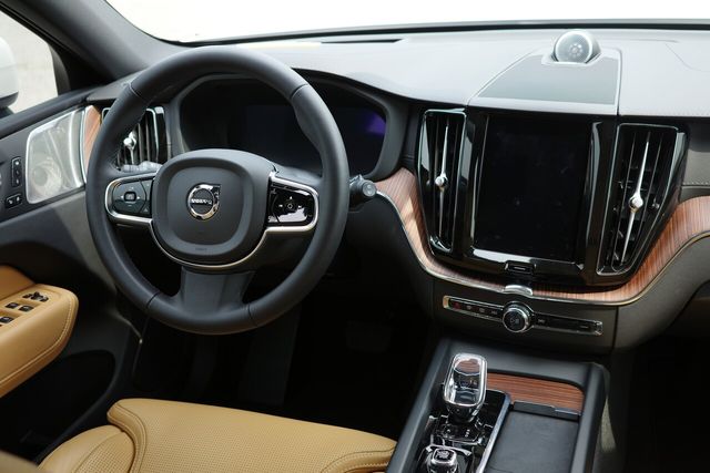 XC60 리차지 운전석. 볼보 특유의 정갈함과 클래식함이 섞여 있는 디자인이다. /사진=김현일 기자