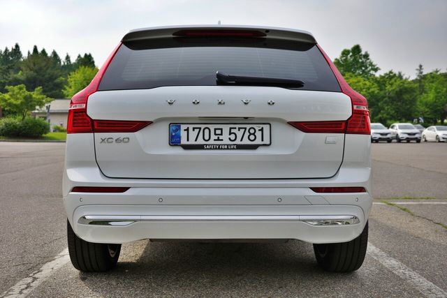 XC60 리차지 후면부. /사진=김현일 기자