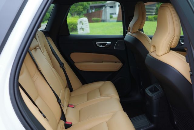 XC60 2열. 174cm 성인 남성 기준 다리 공간(레그룸)은 주먹 2개~2개 반, 머리 공간(헤드룸)은 주먹 1개에서 1개 반 정도가 남는다. /사진=김현일 기자