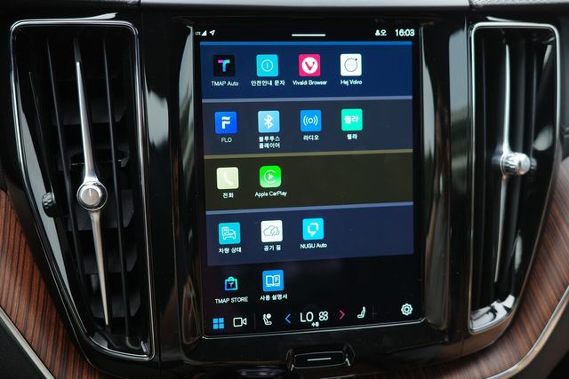 XC60 리차지 메인 디스플레이. 티맵(TMAP) 내비게이션 시스템에 기반해 사용하기 편하고 응답성도 좋다. /사진=김현일 기자