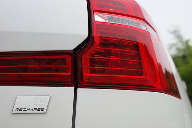 XC60 리차지 우측 후면부. 해당 모델이 T8 AWD(전륜구동) 리차지 플러그인 하이브리드 모델임을 알려주는 로고가 붙어있다. /사진=김현일 기자