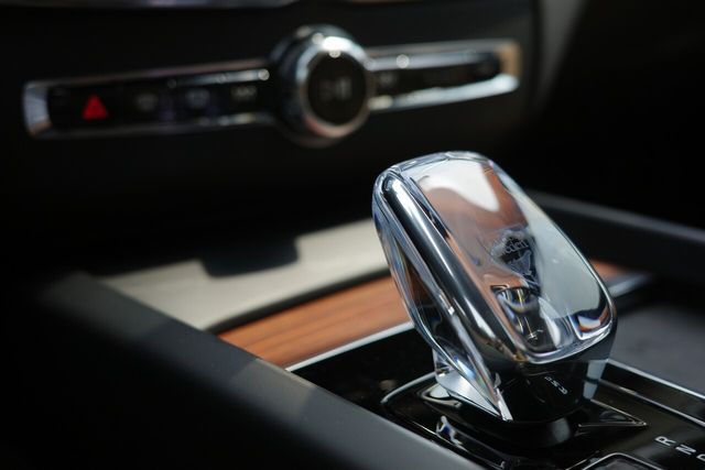 XC60 리차지의 기어 노브. 스웨덴 유리 공방&nbsp;오레포스(Orrefors)&nbsp;사(社)에서 제작한 100% 크리스탈 제품이다. /사진=김현일 기자