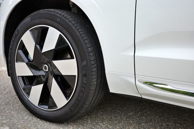 XC60 리차지 좌측 앞바퀴. 20인치 6-스포크 알로이 휠이 장착됐으며 타이어는 미쉐린 사의 여름용 프리미엄 타이어인 '프라이머시 4' 제품. /사진=김현일 기자