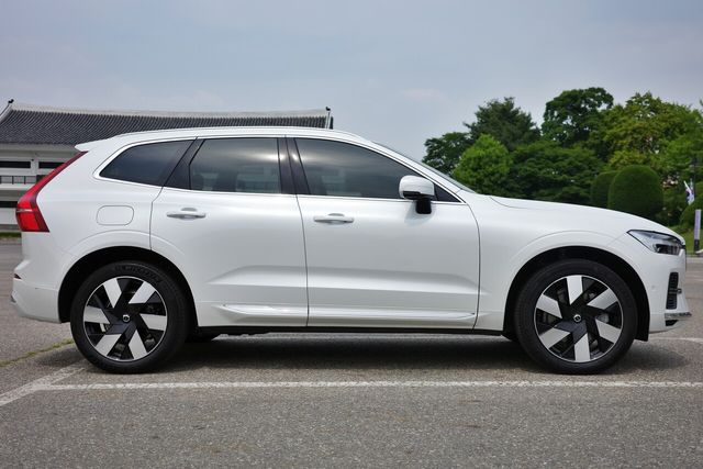 XC60 리차지 우측 전면. 자칫 밋밋해 보일 수 있으나 자세히 들여다 보면 그 형태가 결코 단순하지 않다는 것을 알 수 있다. /사진=김현일 기자