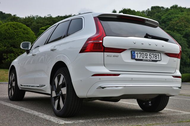 XC60 리차지 측후면부. /사진=김현일 기자