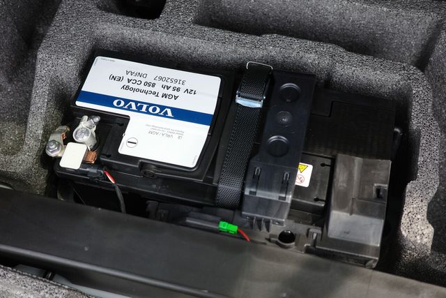 XC60 리차지 트렁크 하단에 탑재된 PHEV 모델용 배터리. /사진=김현일 기자