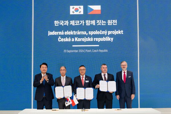 20일(현지 시각) 두산에너빌리티의 자회사 두산스코다파워(체코 플젠)에서 진행된 ‘한국·체코 원전 전주기 협력 협약식’에 윤석열 대통령(왼쪽 첫번째)과 체코 페트르 피알라 총리(오른쪽 첫번째)가 임석한 가운데 참석자들이 기념촬영을 하고 있다. 왼쪽 두번째부터 두산에너빌리티 박지원 회장, 한국수력원자력 황주호 사장, 두산스코다파워 다니엘 프로차즈카 최고운영책임자(COO). /사진=두산에너빌리티