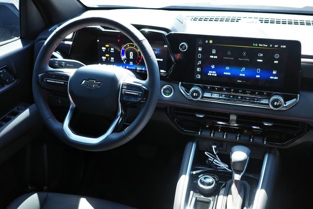 콜로라도 운전석. 동그란 모양의 스티어링 휠과 11인치 디스플레이, 쉐보레 특유의 붉은 실 스티치 디자인 등이 눈에 띈다. /사진=김현일 기자