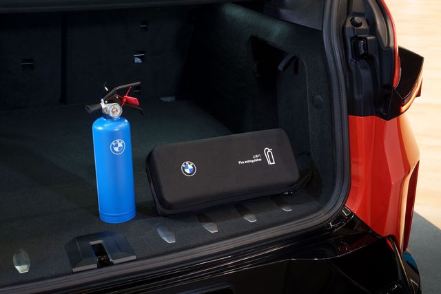 BMW와 MINI 출고 차량에 설치하는 소화기는 한국소방산업기술원(KFI)의 형식 승인을 받은 자동차 겸용 소화기다. 일반 소화기에 적용하는 일반 성능 검사에 진동, 고온 시험을 추가로 수행해 검증이 완료된 제품이다. /사진=BMW 그룹 코리아