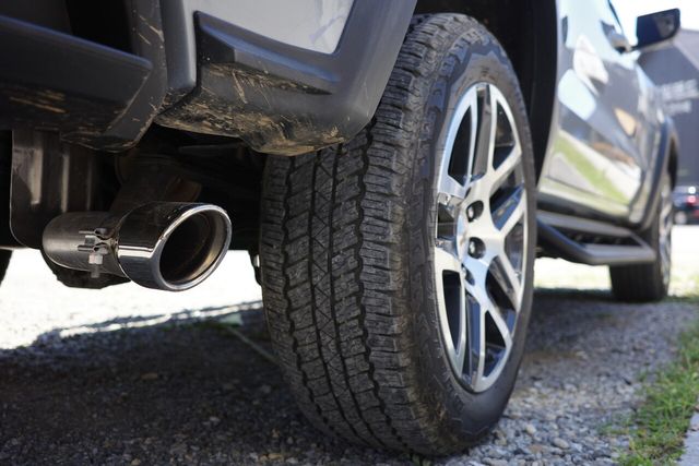 콜로라도 우측 뒷바퀴. 매연이 배출되는 머플러가 측면에 장착된 것이 특징이다. /사진=김현일 기자