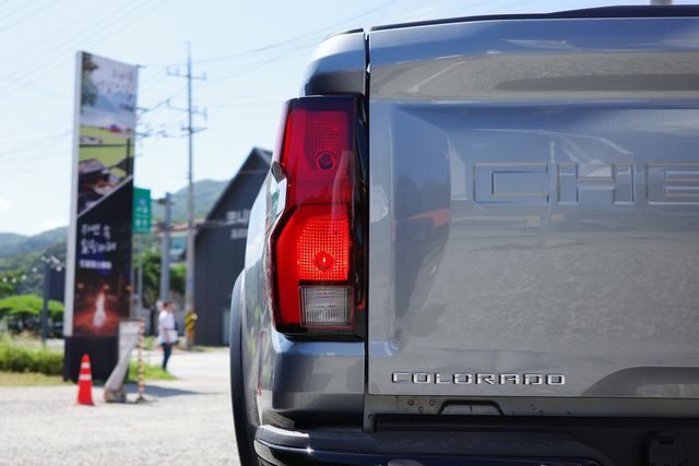 콜로라도 후면부. 테일게이트 좌측 하단에는 콜로라도 레터링이 붙어있으며, 중단에는 쉐보레(Chevolret) 로고가 음각돼 있다. /사진=김현일 기자