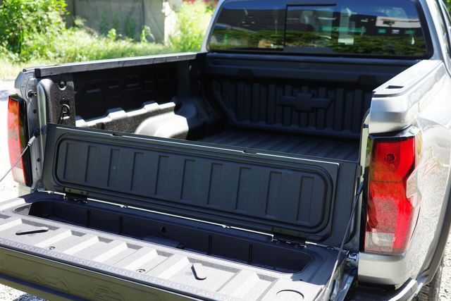 콜로라도 적재함. 쉐보레의 '스토우 플렉스'(StowFlex) 테일게이트는 안쪽 면에 열고 닫을 수 있는 추가 적재 공간이 마련돼 있는 점이 특징이다. /사진=김현일 기자