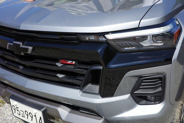 콜로라도 전면부. 보다 날렵해진 헤드라이트와 두터워진 그릴, 가운데 자리한 'Z71' 트림 전용 로고가 눈에 띈다. /사진=김현일 기자