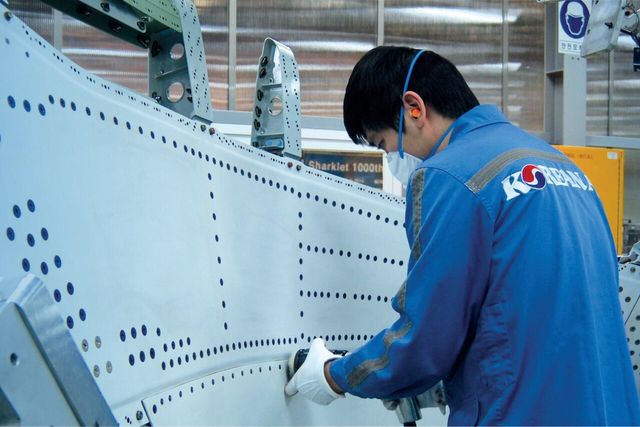 대한항공 항공우주사업본부 직원이 부품을 제조중인 모습. /사진=에어버스