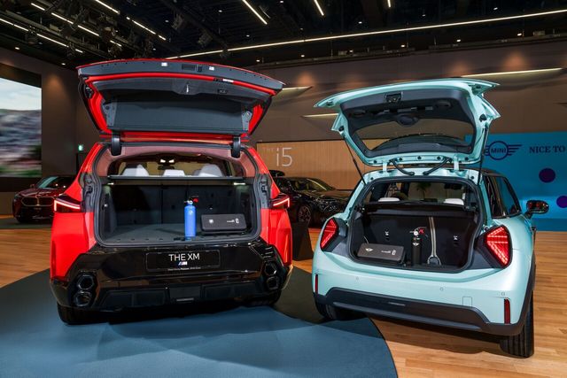 BMW 그룹 코리아는 지난 5일 ‘소방시설 설치 및 관리에 관한 법률’ 개정에 발맞춰 출고하는 모든 BMW 및 MINI 차량에 자체 제작한 차량용 소화기를 비치한다고 밝혔다. /사진=BMW 그룹 코리아