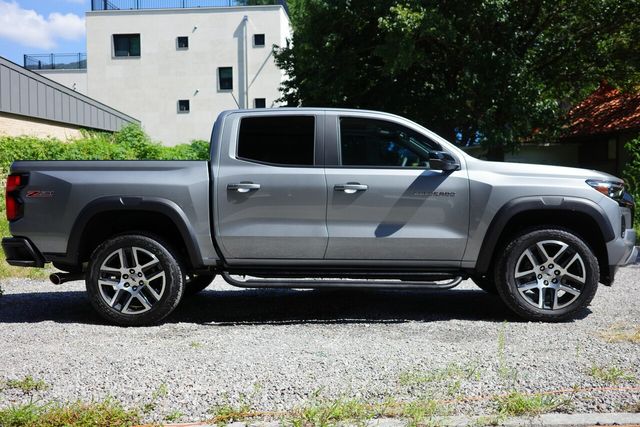 콜로라도 우측면부 전면샷. 차체 자체는 2세대 콜로라도와 같은 유선형 디자인을 거의 그대로 유지하고 있으나, 3세대 모델의 경우 휠하우스가 커지면서 보다 큰 사이즈의 휠을 끼울 수 있는 여지가 생겼다. /사진=김현일 기자