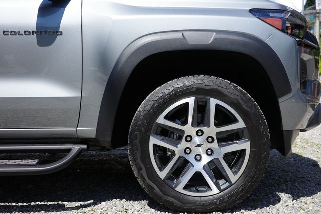 콜로라도 우측전면부. 좌측 상단부에 콜로라도 레터링과 우측 하단의 20인치 타이어가 보인다. 타이어는 브리지스톤의 온·오프로드 겸용 올 터레인(All Terrain) 타이어 '듀엘러 A/T'. /사진=김현일 기자