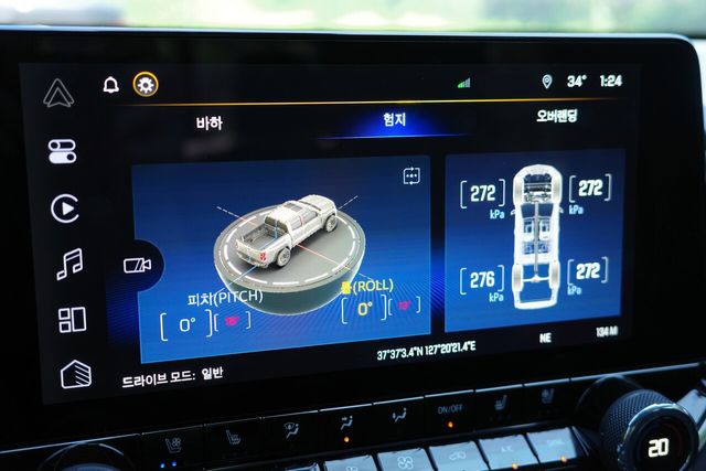 콜로라도 메인 디스플레이로 험지 모드를 조작중인 모습. 전후좌우로 차체가 흔들리는 피치 & 롤을 잡아주는 기능을 포함해 다양한 험지 전용 기능을 사용할 수 있다. /사진=김현일 기자