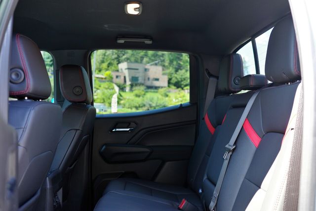 콜로라도 2열 전경. 2열 머리 공간(헤드룸)과 다리 공간(레그룸)은 각각 174cm 성인 남성 기준 주먹 1개에서 1개 반이 약간 못 들어가는&nbsp;정도가 남는다. /사진=김현일 기자