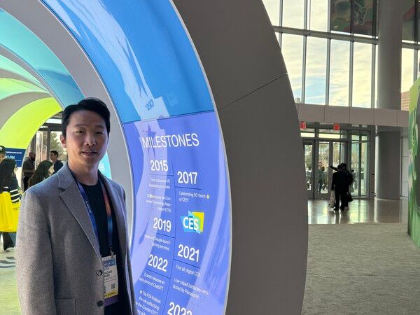 8일(현지시간) 미국 라스베이거스 컨벤션센터 웨스트홀에서 만난 박정수 위메이드넥스트 대표가 기념촬영을 하고 있다. (사진=이태웅 기자)