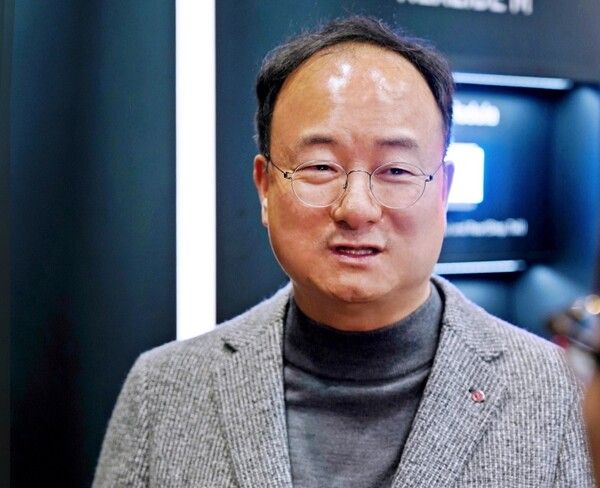 문혁수 LG이노텍 대표가 지난 8일(현지시간) 미국 라스베이거스 컨벤션센터 웨스트홀에 위치한 LG이노텍 전시관 앞에서 취재기자단과 만나 인터뷰를 진행하고 있다. (제공=LG이노텍)