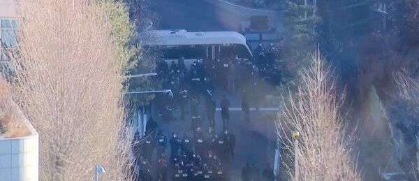 고위공직자범죄수사처와 경찰이 3일 오전 윤석열 대통령의 체포영장 집행을 위해 한남동 관저 내부로 진입을 시도하고 있다. /사진=YTN 유튜브 갈무리