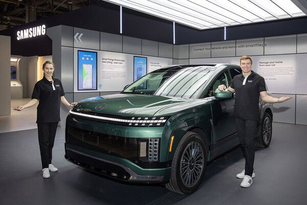 CES 2025가 열리는 미국 라스베이거스 컨벤션 센터에 위치한 삼성전자 전시관에서 삼성전자 모델이 스마트싱스와 현대자동차의 차별화된 연결 경험을 소개하고 있다. (제공=삼성전자)
