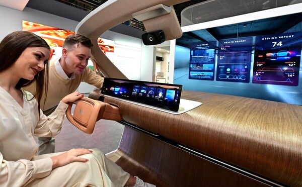 관람객이 AI로 외국어 교통 표지판을 실시간으로 번역해주고, 운전자의 시선과 표정을 분석해 졸음, 실시간 심박수, 안전벨트 착용 여부 등 안전 정보를 알려주는 ‘인캐빈 센싱(In-cabin sensing, 운전자 및 차량 내부 공간 감지)’ 솔루션을 경험하고 있다. (제공=LG전자)