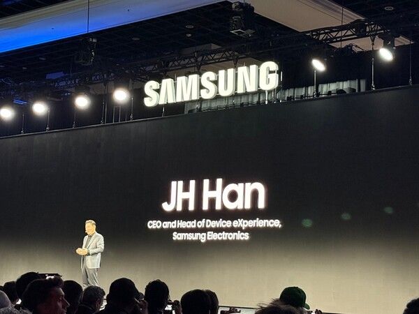 한종희 삼성전자 dx 부문장 부회장이 6일(현지시간) 미국 라스베이거스 만달레이베이 컨벤션센터에서 열린 ‘삼성 프레스 컨퍼런스’ 행사에 홈 AI 비전에 대해 소개하고 있다. / 사진=이태웅 기자&nbsp;