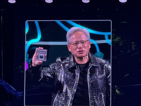 젠슨 황 엔비디아 대표가 6일(현지시간) 미국 라스베이거스 만달레이베이 컨벤션센터 1층 울트라아레나에서 진행한 CES 2025 기조연설에서 AI 가속기 블랙웰을 소개하고 있다. /사진=이태웅 기자