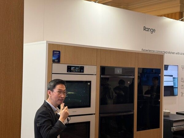 이정주 삼성전자 생활가전(DA) 사업부 경험기획그룹장 상무가 5일(현지시간) 미국 라스베이거스 시저스 팰리스 호텔에서 열린 프라이빗 가전쇼에서 7형 스크린이 적용된 비스포크 AI 오븐에 대해 소개하고 있다. (사진=이태웅 기자)