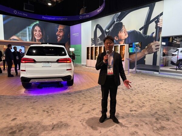 윤준오 삼성전자 하만협력팀 부사장이 7일(현지시간) 하만 프라이빗 전시관에서 삼성전자와 하만의 지능형 기술에 대해 소개하고 있다. (사진=이태웅 기자)