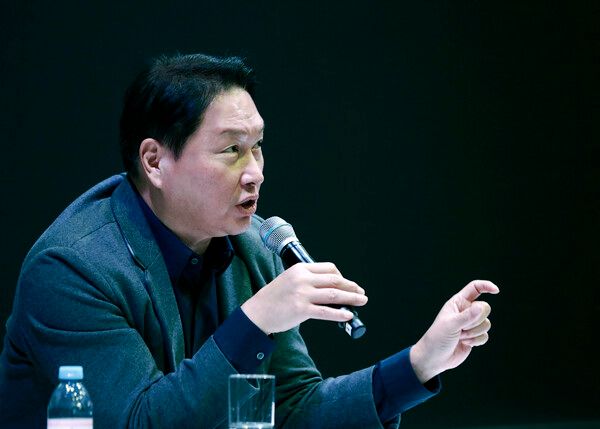 최태원 SK회장이 8일(현지 시간) 미국 라스베이거스에서 열린 CES를 찾아 전시관을 둘러보고 국내 언론과 가진 간담회를 발언하고 있다. /제공=SK