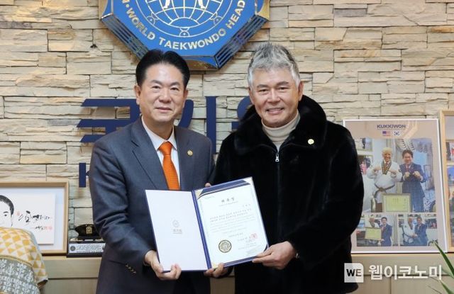 이동섭 국기원장(왼쪽)이 홍보대사로 위촉한 이 홍보대사에게 위촉장을 수여한 뒤 기념촬영을 하고 있다.