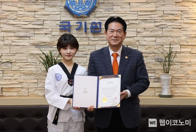 이동섭 국기원장(오른쪽)이 홍보대사로 위촉한 김다현 양(왼쪽)에게 위촉장을 수여한 뒤 기념촬영을 하는 모습