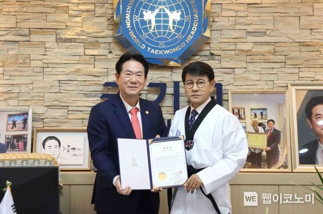 국기원이 가수 설운도 씨를 홍보대사로 위촉했다. 사진은 이동섭 국기원장(왼쪽)이 설운도 씨에게 위촉장을 수여한 뒤 기념촬영 모습