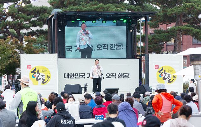 한돈 명예홍보대사 개그맨 이용식의 공연 모습 / 사진=한돈자조금관리위원회가