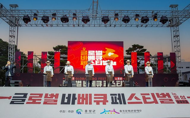 글로벌 바비큐 페스티벌 개막 퍼포먼스 / 사진=한돈자조금관리위원회가