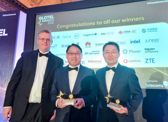 서원철 KT 보안관제센터 센터장(왼쪽 두번째)과 조준호 KT 공공안전망운영센터 센터장(왼쪽 세번째)이 글로텔 어워즈 2023 수상을 마치고 어워즈 관계자와 기념 촬영을 하고 있다. / 사진=KT