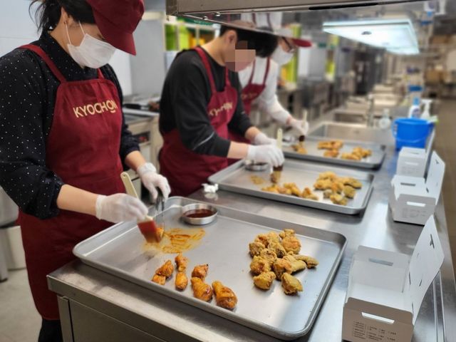 고객 조리 체험 프로그램 '교촌1991 스쿨' 2기 진행 현장 /&nbsp; 사진=사진=교촌에프앤비