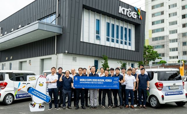 KT&G가 전국 영업차량 885대에 '2030 부산세계박람회' 유치 응원 스티커를 부착하고 부산세계박람회 유치 홍보 활동에 박차를 가한다. KT&G 부산지역 직원들이 응원 스티커를 부착한 영업차량과 함께 기념사진을 촬영하고 있다. / 사진=KT&G