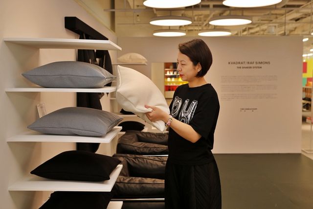 서울시 강남구 대치동에 위치한 롯데백화점 강남점 '더콘란샵'에 열린 '쉐이커 시스템' 팝업스토어를 구경 중인 고객 / 사진=롯데백화점