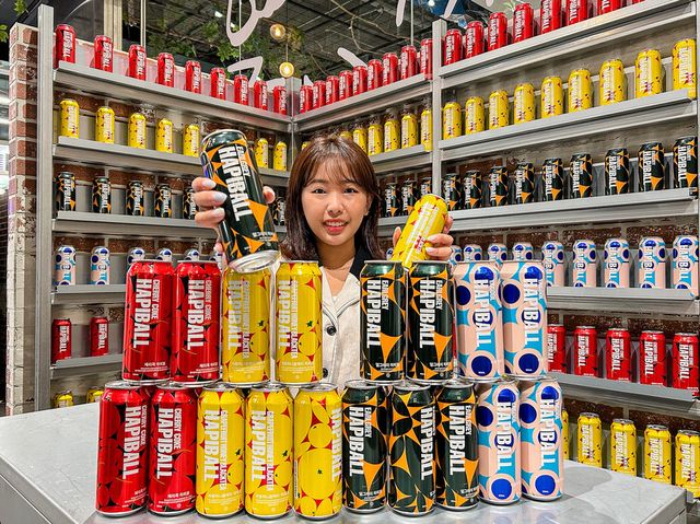 23일 오전&nbsp;서울 영등포구에 위치한 더현대 서울 지하 1층 '하피볼' 팝업스토어에서 직원이 캔 하이볼 '하피볼'을 소개하고 있다. / 사진=현대백화점