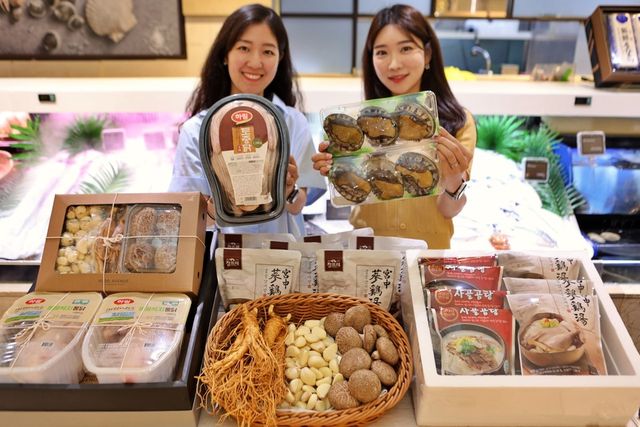 모델들이&nbsp;롯데백화점 본점 지하 1층 식품관에서 초복 맞이 보양식 재료를 소개하고 있다. / 사진=롯데백화점