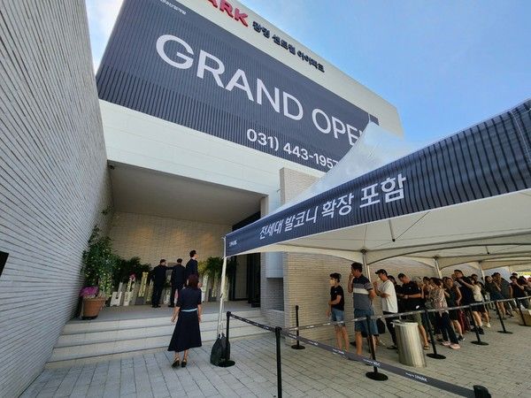 HDC현대산업개발이 경기도 광명시에 공급하는 광명 센트럴 아이파크가 지난달 1순위 청약 마감에 이어 무순위 계약 시작 5일 만에 전 세대의 계약을 완료했다. 사진은 광명 센트럴 아이파크 모델하우스를 방문한 고객들의 모습. /사진=HDC현대산업개발