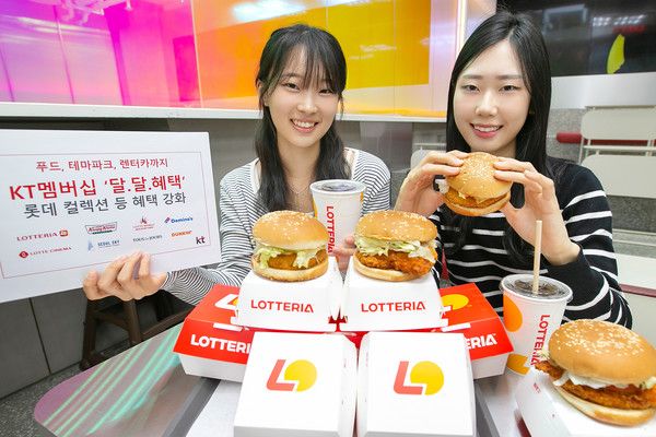 KT가 나들이철을 맞아 10월 멤버십 혜택을 강화한다. 서울의 한 롯데리아 매장에서 모델들이 10월 KT 멤버십 '롯데 컬렉션' 혜택을 소개하고 있다./사진=KT
