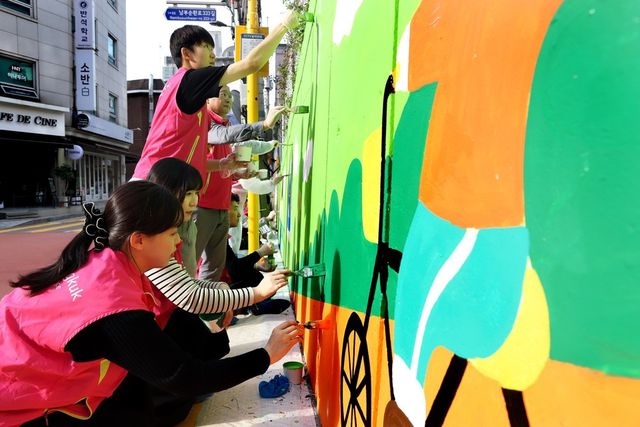 흥국생명 임직원들이&nbsp;지난 25일 서울 서초구 서일초등학교에서 스쿨존 벽화 그리기 봉사활동을 하고 있다. / 사진=흥국생명