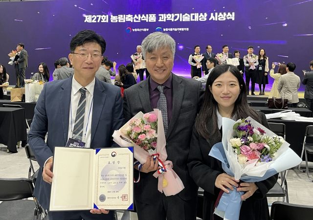 &nbsp;김태석 풀무원기술원 연구개발실장(가운데) / 사진=풀무원